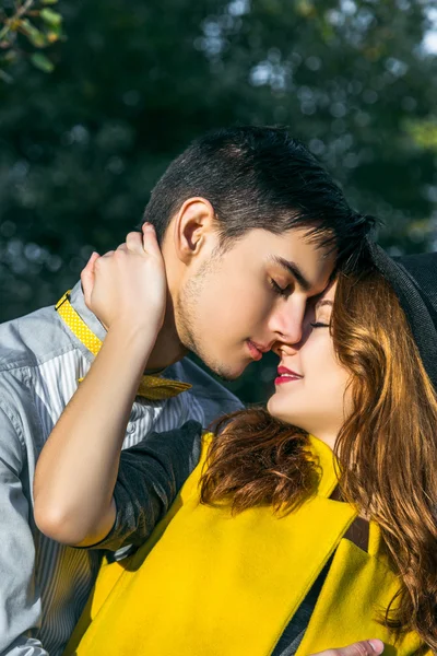 Joven pareja en amor al aire libre —  Fotos de Stock