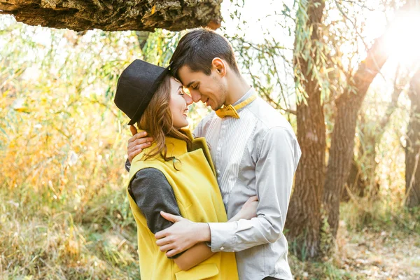 Jovem casal apaixonado ao ar livre — Fotografia de Stock