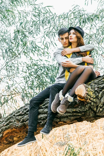 Jovem casal apaixonado ao ar livre — Fotografia de Stock