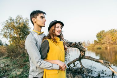 Açık havada aşık genç bir çift