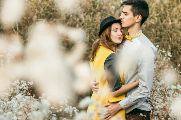 Jeune couple amoureux en plein air — Photo