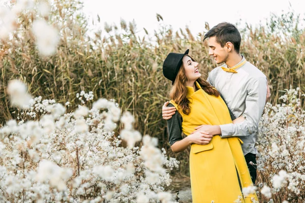 Jovem casal apaixonado ao ar livre — Fotografia de Stock