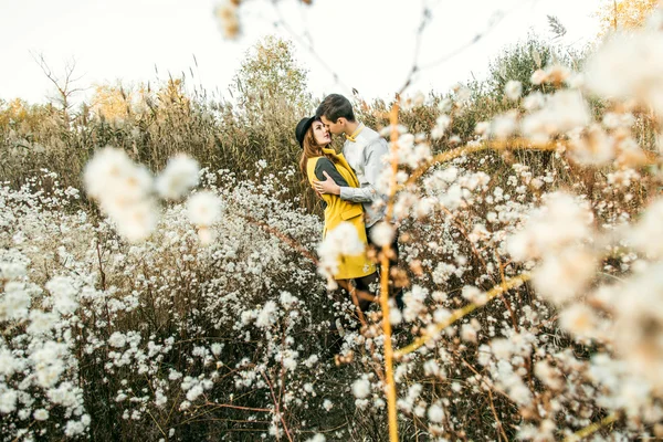 Açık havada aşık genç bir çift — Stok fotoğraf