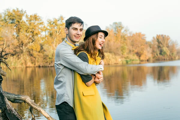 Jovem casal apaixonado ao ar livre — Fotografia de Stock