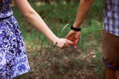 ormanda yürüyüş aşık genç bir çift