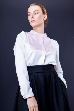 Güzel genç moda iş kadını siyah arka plan üzerine