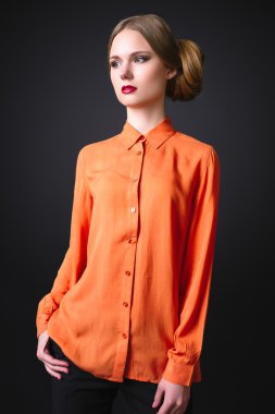 Güzel genç moda iş kadını siyah arka plan üzerine