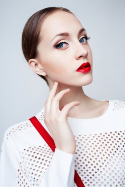 Beyaz arka plan üzerinde genç kadının fotoğrafını stüdyo 