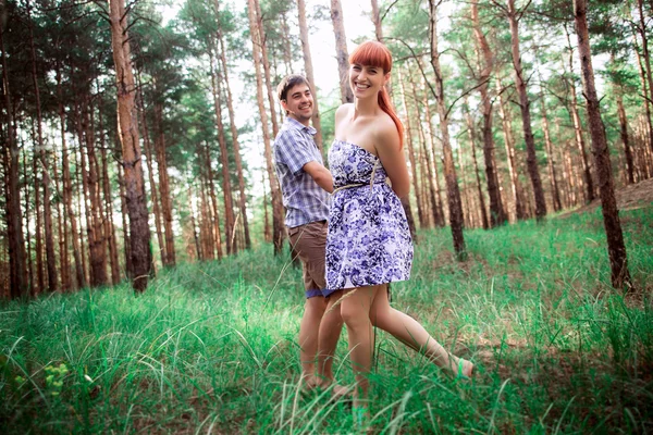 Ένα νεαρό ζευγάρι στην αγάπη περπάτημα στο δάσος — Φωτογραφία Αρχείου