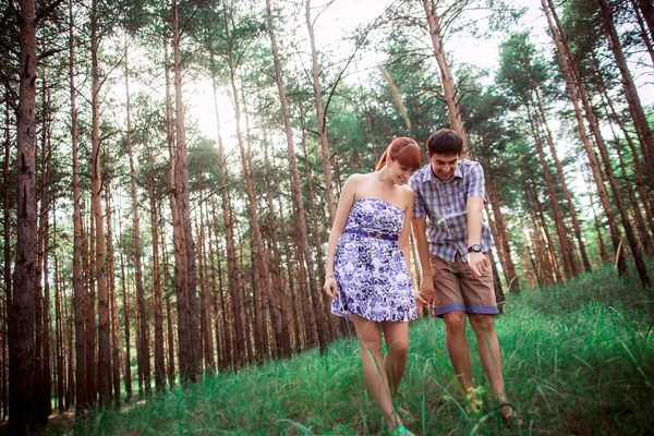 Un jeune couple amoureux marchant dans les bois — Photo