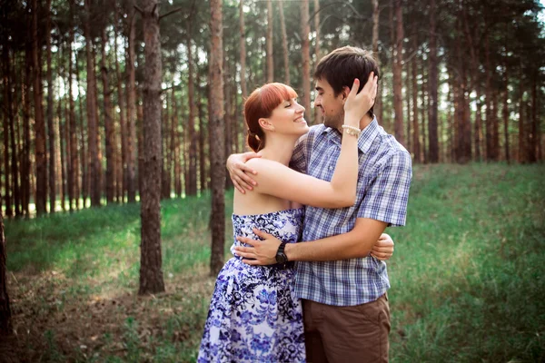 Een jong koppel in liefde lopen in het bos — Stockfoto