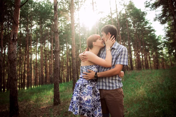 Een jong koppel in liefde lopen in het bos — Stockfoto