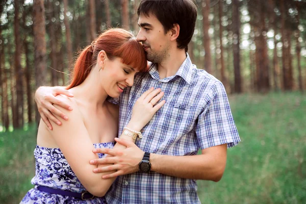 Una joven pareja enamorada caminando por el bosque —  Fotos de Stock