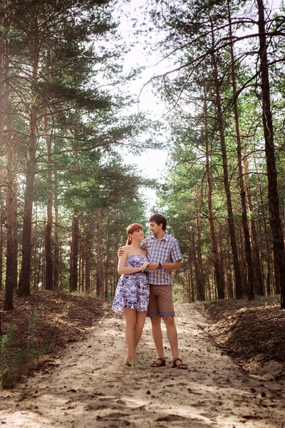 Un jeune couple amoureux marchant dans les bois — Photo