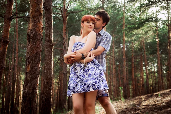 Una giovane coppia innamorata che passeggia nel bosco — Foto Stock