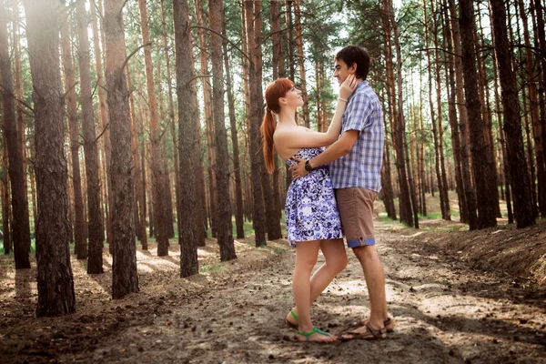 Una giovane coppia innamorata che passeggia nel bosco — Foto Stock