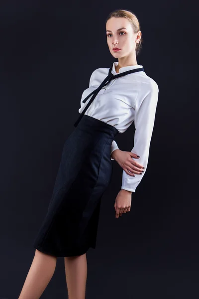 Güzel genç moda iş kadını siyah arka plan üzerine — Stok fotoğraf