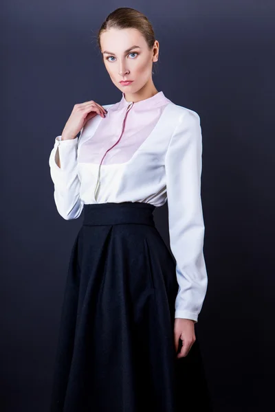 Schöne junge Modeunternehmerin auf schwarzem Hintergrund — Stockfoto