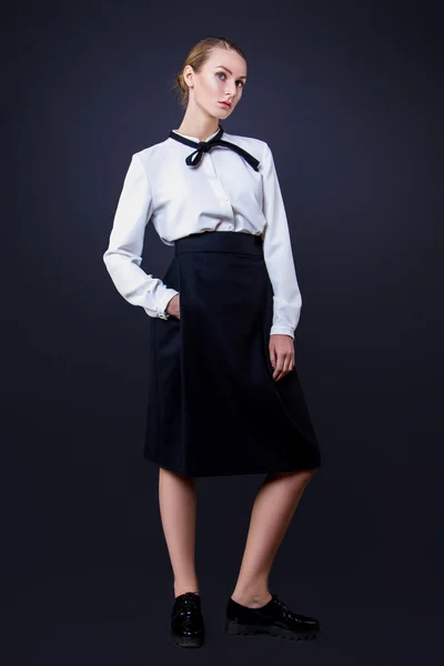 Gyönyörű fiatal divat üzleti nő fekete háttér — Stock Fotó