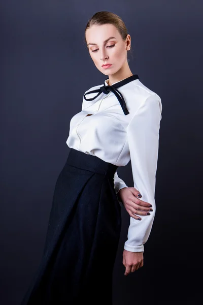 Όμορφη νεαρή μόδας γυναίκα των επιχειρήσεων σε μαύρο φόντο — Φωτογραφία Αρχείου