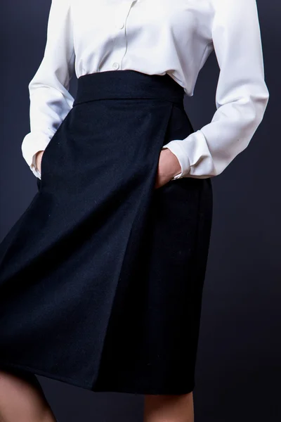 Bonita jovem mulher de negócios de moda no fundo preto. parte — Fotografia de Stock