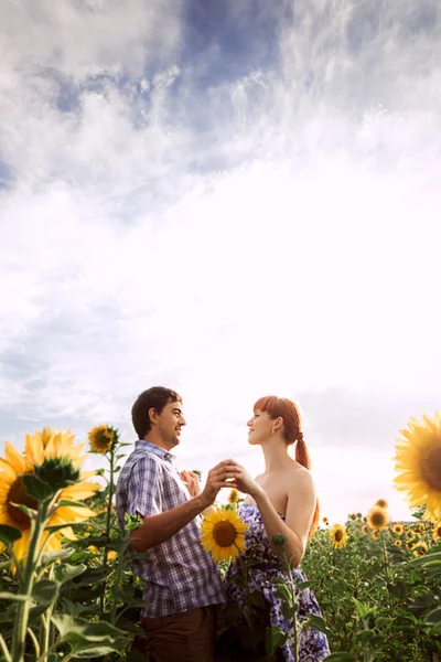 Couple aimant dans un champ de tournesols — Photo