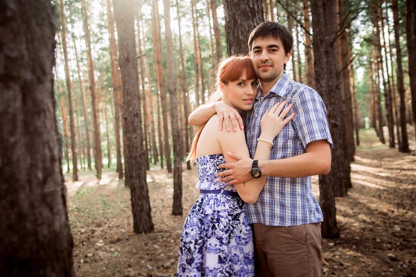 Um jovem casal apaixonado andando na floresta — Fotografia de Stock