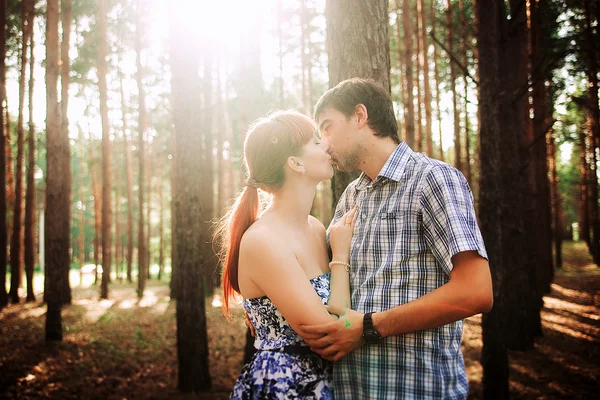 Um jovem casal apaixonado andando na floresta — Fotografia de Stock