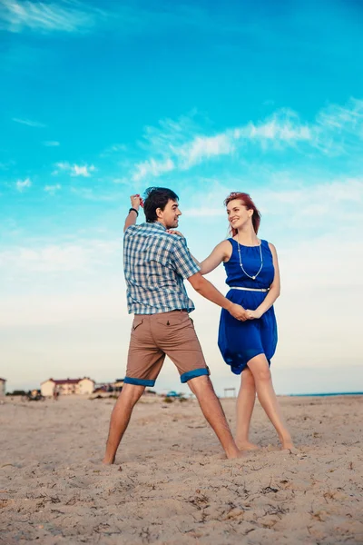 Una joven pareja disfruta de un verano a media tarde, en un san mojado — Foto de Stock