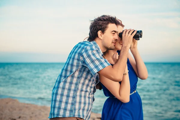 Una joven pareja disfruta de un verano a media tarde, en un san mojado — Foto de Stock