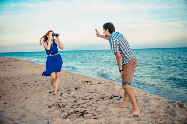 Um jovem casal desfruta de um verão no final da tarde, em um san molhado — Fotografia de Stock