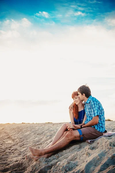 Um jovem casal desfruta de um verão no final da tarde, em um san molhado — Fotografia de Stock