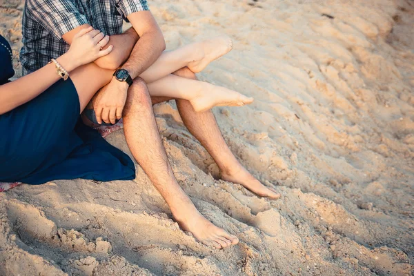 Un jeune couple profite d'un milieu d'été en fin d'après-midi, sur un san humide — Photo