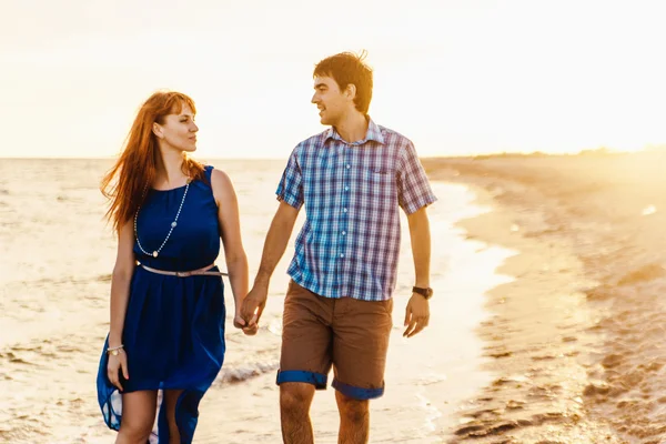 Um jovem casal desfruta de um verão no final da tarde, em um san molhado — Fotografia de Stock