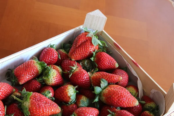 Fresas Una Caja Madera — Foto de Stock