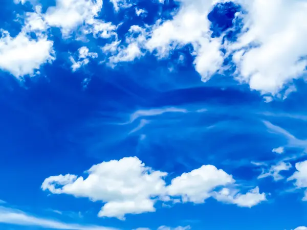 Céu azul e nuvem de borrão branco — Fotografia de Stock