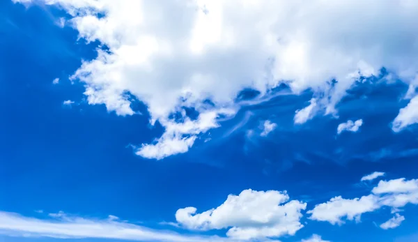 Błękitne niebo i biały rozmycie chmury — Zdjęcie stockowe