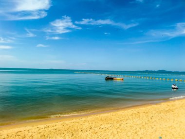 Tekne ve muz gemisi bariyer yakınındaki