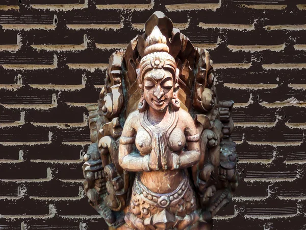 Anjo escultura de madeira e cor de fundo de tijolo — Fotografia de Stock