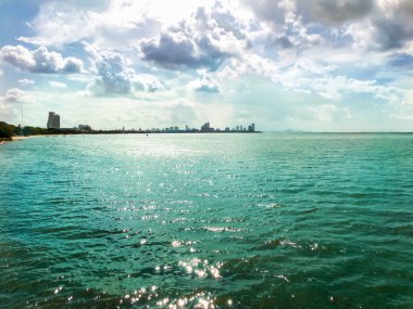 yeşil deniz ve şehir gölgesi