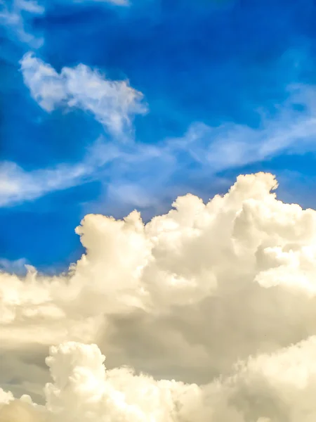 청 하늘에 밝은 파란색 흰 구름 — 스톡 사진