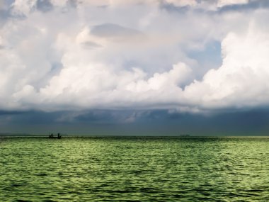 Yeşil deniz kara bulut yağmur önce
