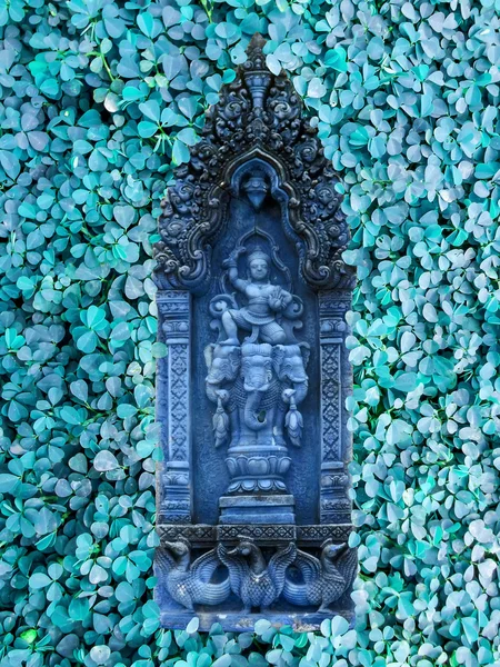 Blauwe zandsteen engel en groene klaver achtergrond — Stockfoto
