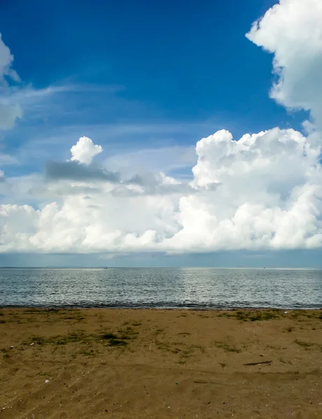 Cielo azzurro e spiaggia di sabbia marina — Foto Stock