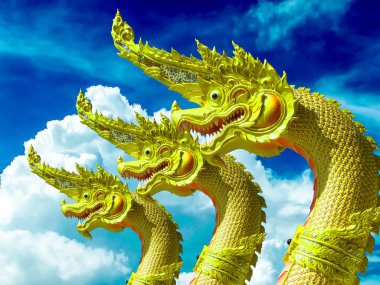 Altın naga üç başları mavi gökyüzü