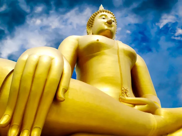 Velký zlatý buddha a sky pozadí — Stock fotografie