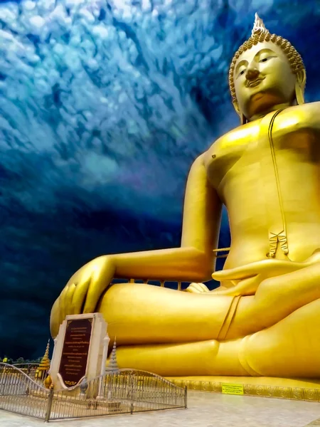 Grand bouddha d'or et fond du ciel — Photo