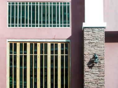 Lamba orta ışık pembe antik taş parçaları duvar sağda bir