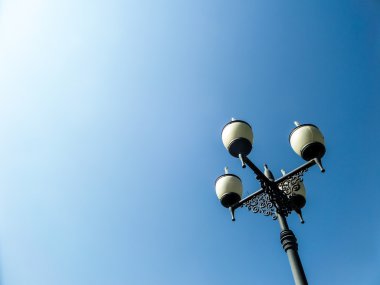 Dört lambalar sokak ışık mavi gökyüzü arka plan