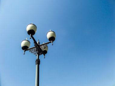 Sokak ışık posta ile dört lambalar ve mavi gökyüzü arka plan
